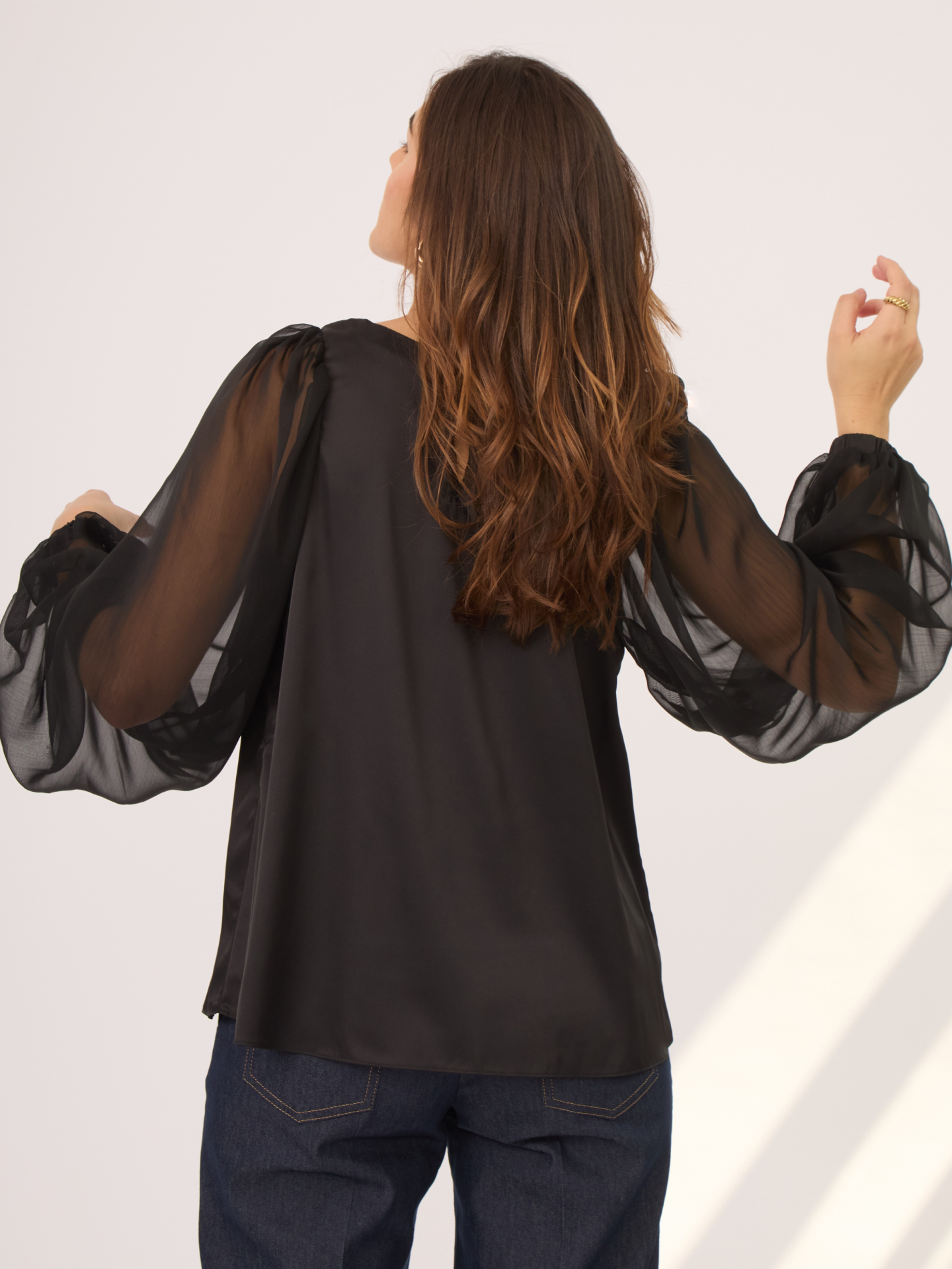 La camisa tiene un diseño y corte que permiten usarla cómodamente con un brasier tradicional.