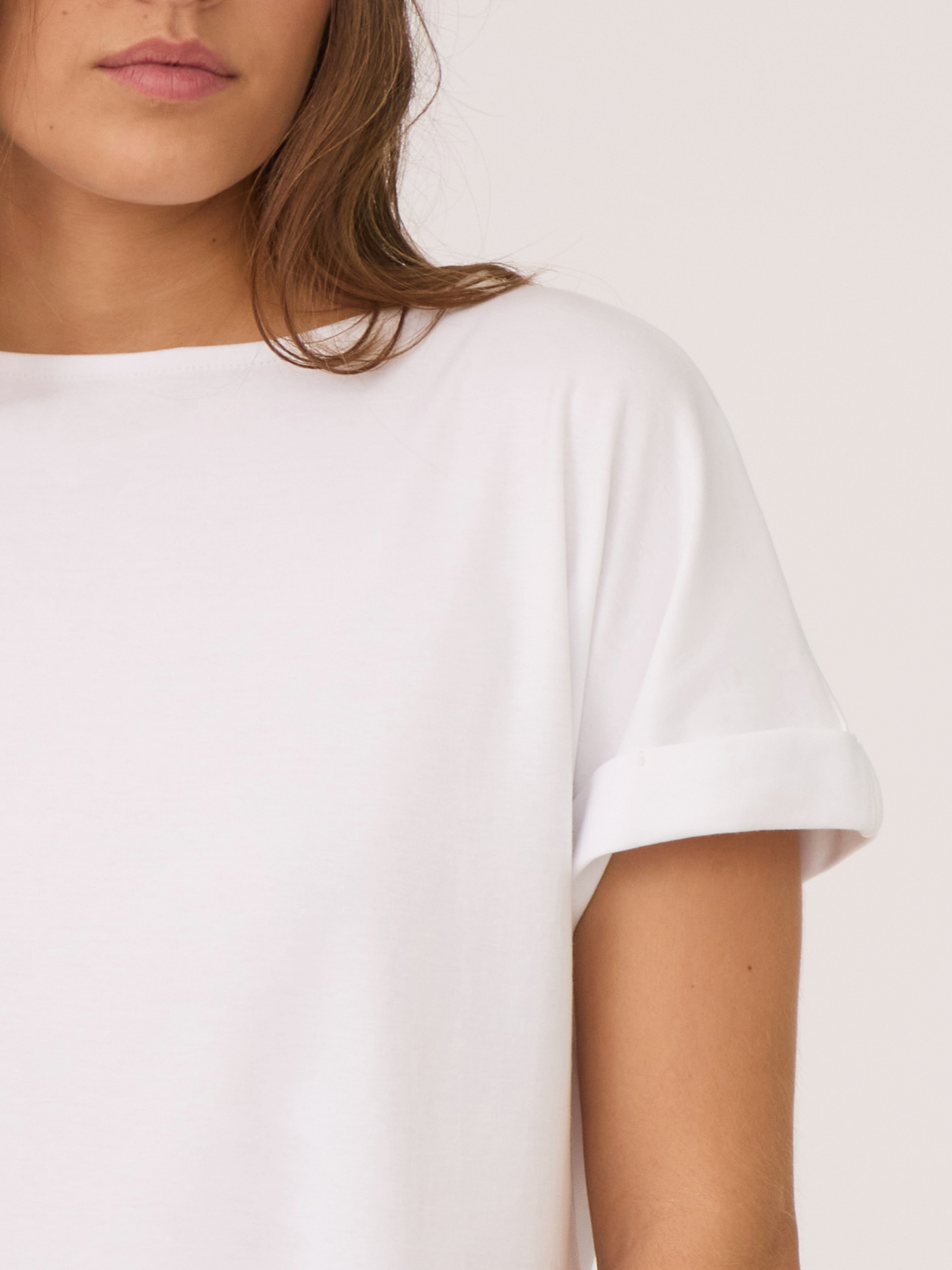 La camiseta blanca 100% de algodón es muy cómoda y sus detalles como el dobles de la manga corta, la hacen verse diferente con un estilo elevado.