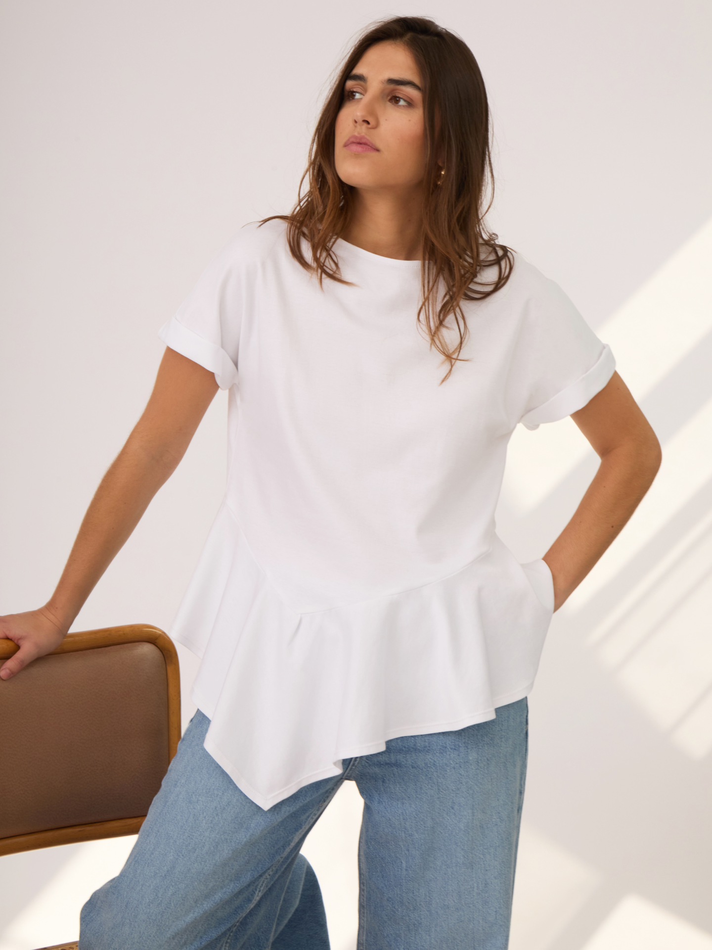 Un t-shirt muy cómodo que pasa de ser normal a icónico gracias a los detalles únicos que tiene con la asimetría de los boleros, ajustándose muy bien a diferentes figuras.