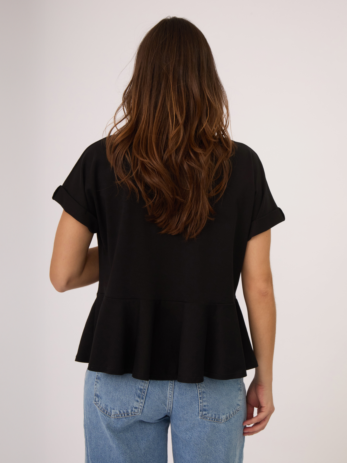 Esta prenda eleva cualquier look casual, ya que ofrece la comodidad de una camiseta y el diseño de una blusa sofisticada.
