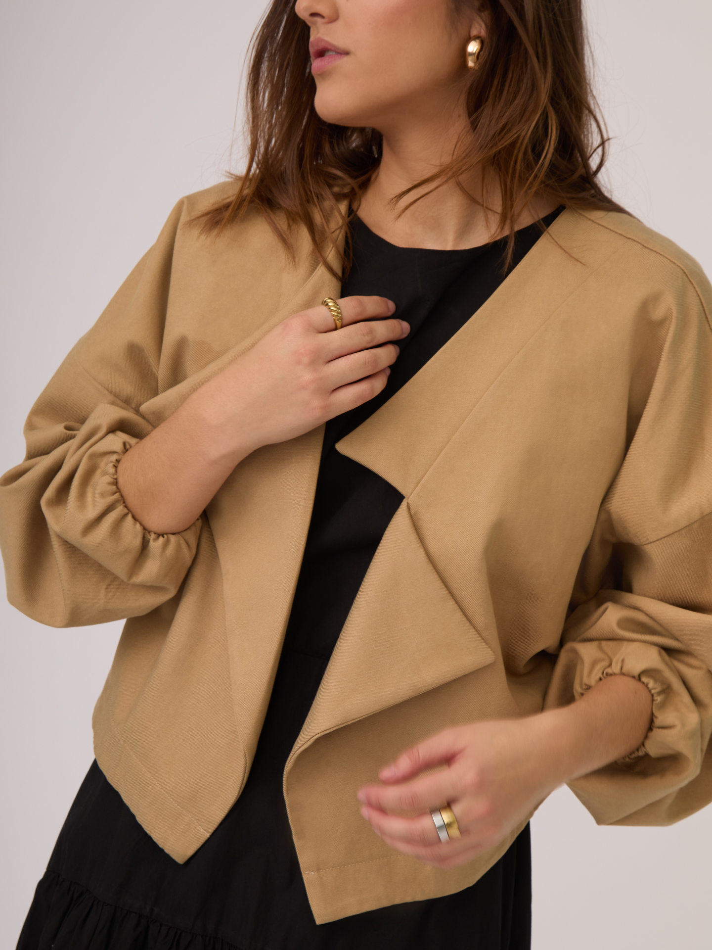 La combinación de diseño y material convierten esta chaqueta camel en la definición de versatilidad.