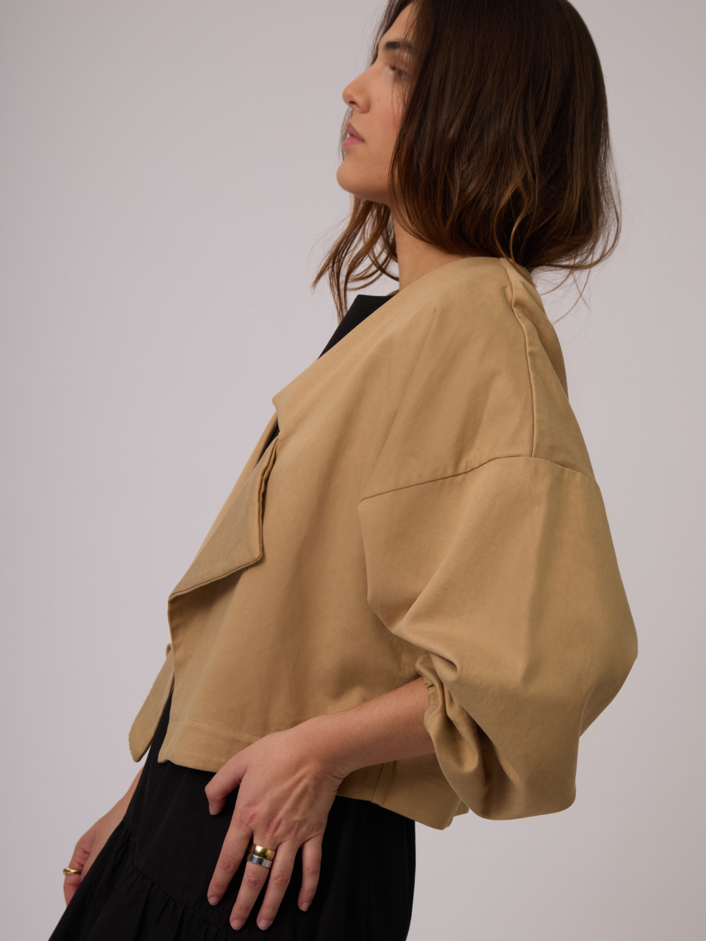Chaqueta camel el complemento ideal para todos tus looks. La calidad de esta tela hace que podamos llevarla con outfits elegantes y/o corporativos, mientras su fit oversized nos permite elevar outfits casuales.
