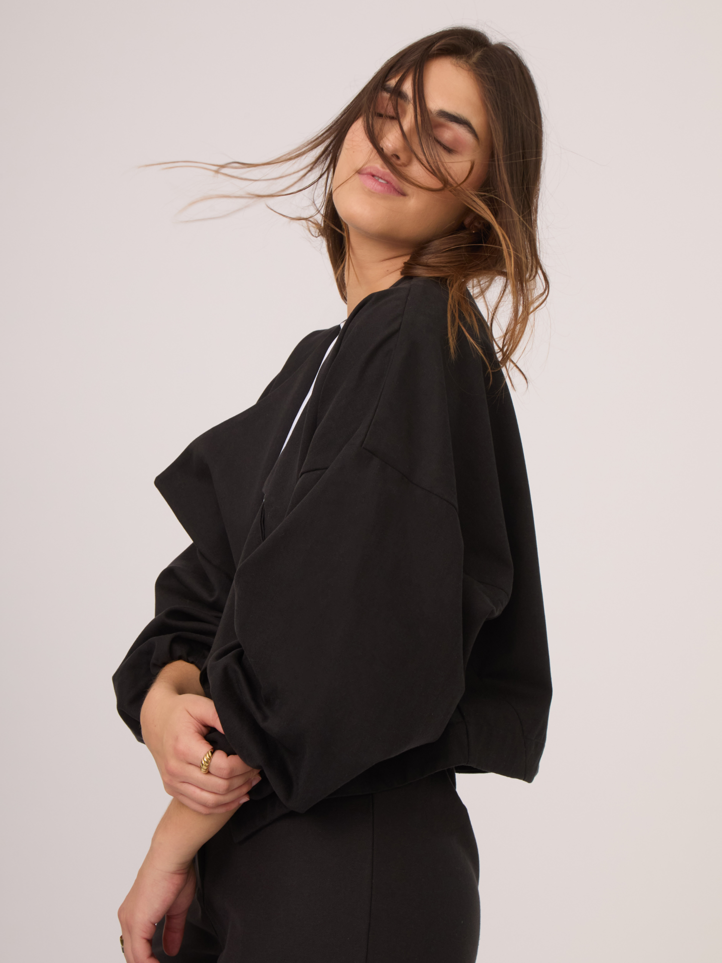Chaqueta negra el complemento ideal para todos tus looks. La calidad de esta tela hace que podamos llevarla con outfits elegantes y/o corporativos, mientras su fit oversized nos permite elevar outfits casuales.