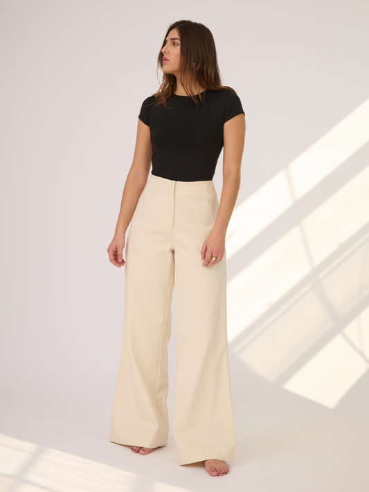 El pantalón Ivory estiliza todo tipo de figura y es ideal como base para diversos looks, combinando perfectamente con prendas tanto casuales como elegantes. El material es Blend de Algodón y Lyocell, logrando una tela suave y cómoda.