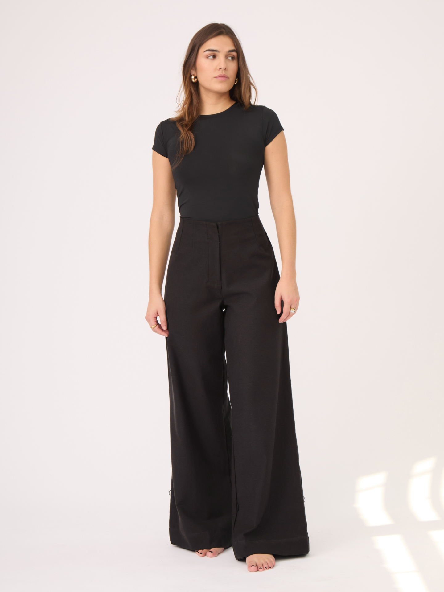 Pantalón negro que estiliza todo tipo de figura y es ideal como base para diversos looks, combinando perfectamente con prendas tanto casuales como elegantes.