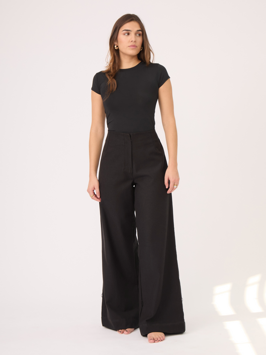 Pantalón negro que estiliza todo tipo de figura y es ideal como base para diversos looks, combinando perfectamente con prendas tanto casuales como elegantes.