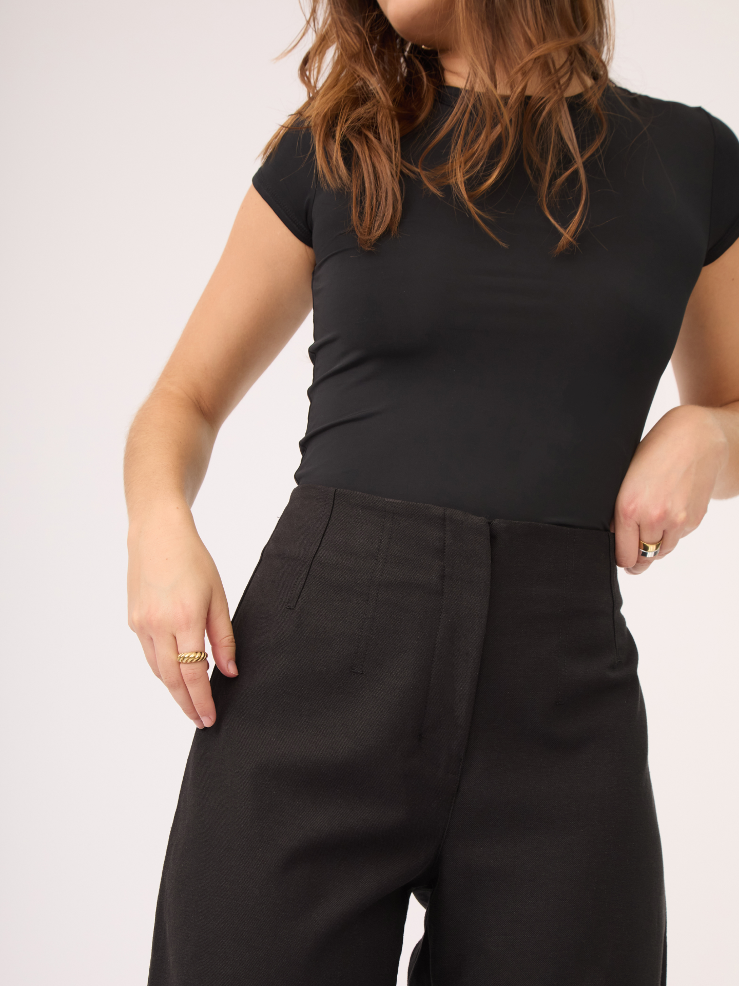 EL pantalón negro es ideas para diferentes tipos de figuras y ocasiones.