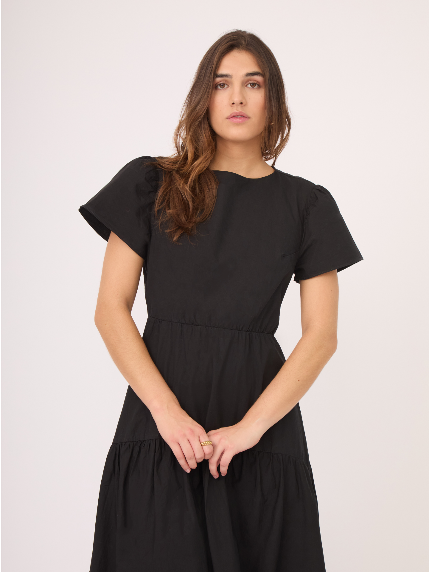 El vestido negro tiene un diseño y corte permiten llevarlo cómodamente con un brasier tradicional.
