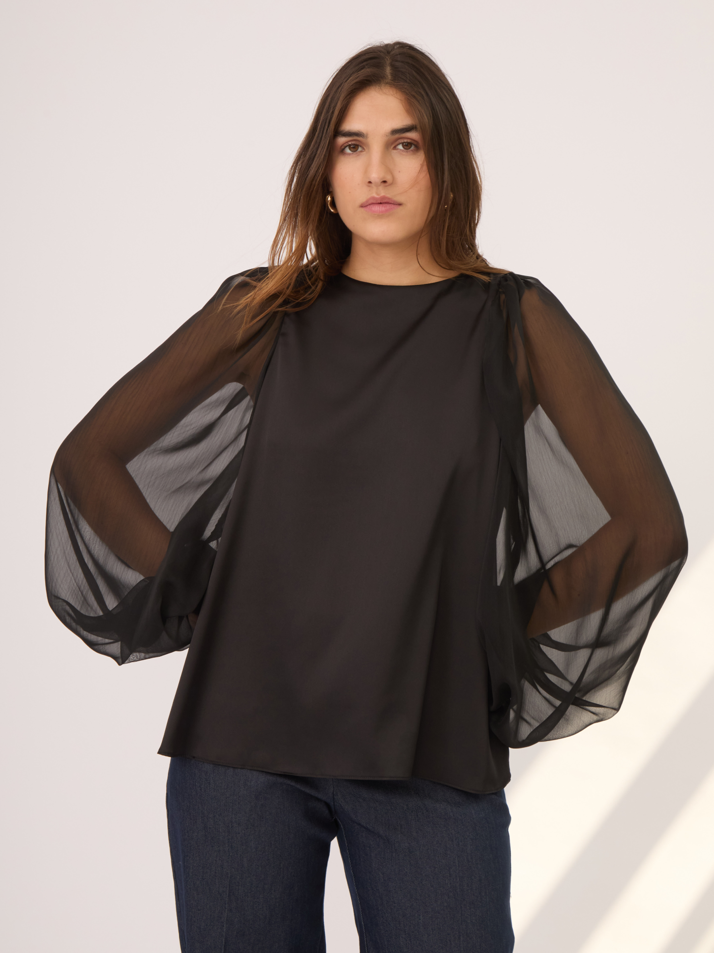 Blusa negra para el día o la noche, versátil para poder usar en diversas ocasiones. La transparencia de  las mangas le da un estilo único y elegante y se puede usar por fuera o por dentro del pantalón para darle un look diferente a cada ocasión.