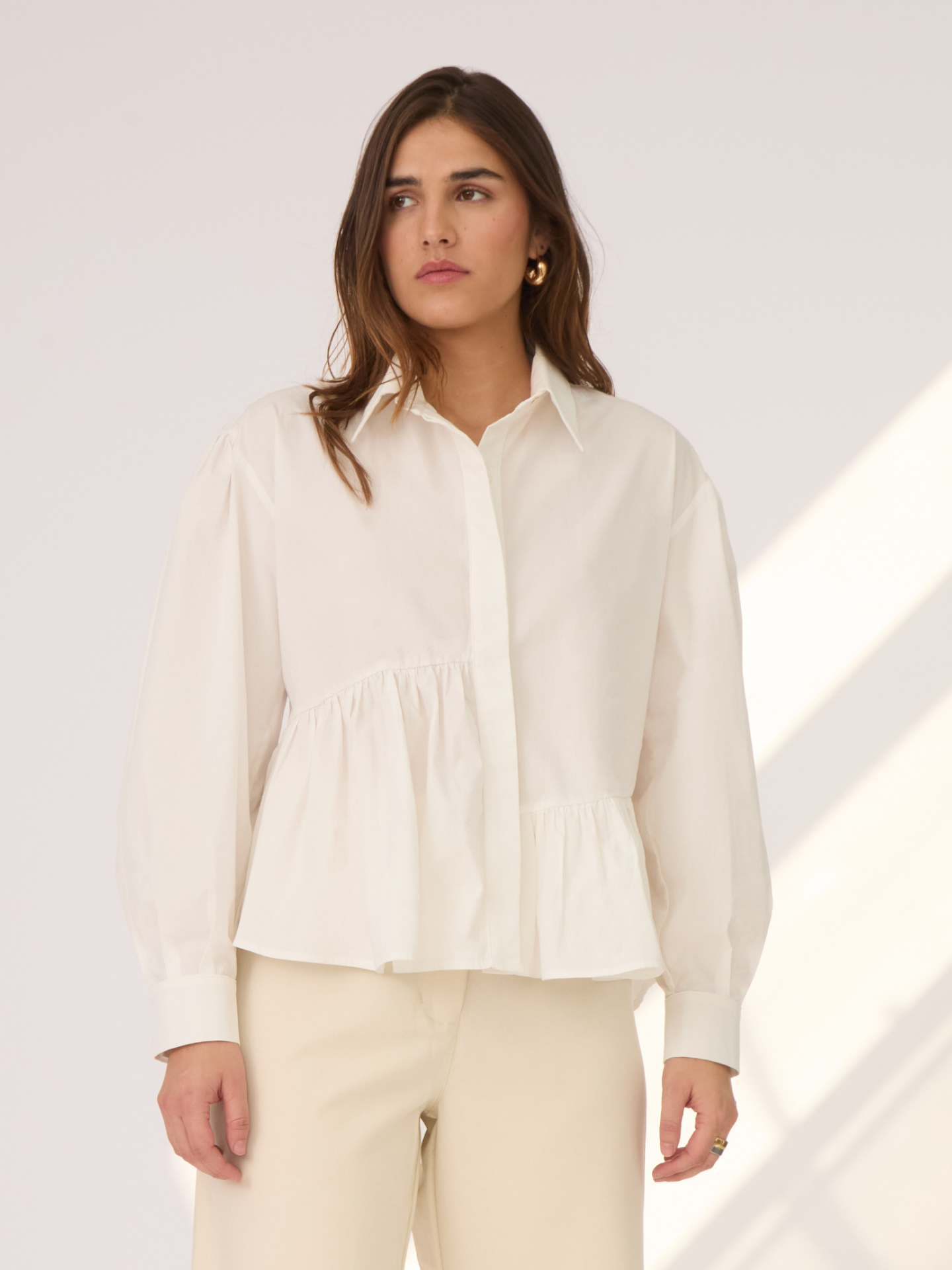 La Camisa Olivia tiene un corte asimétrico, mangas globo y un largo ideal para combinar con diferentes estilos de pantalones y faldas. Esta camisa es la definición de versátil.

