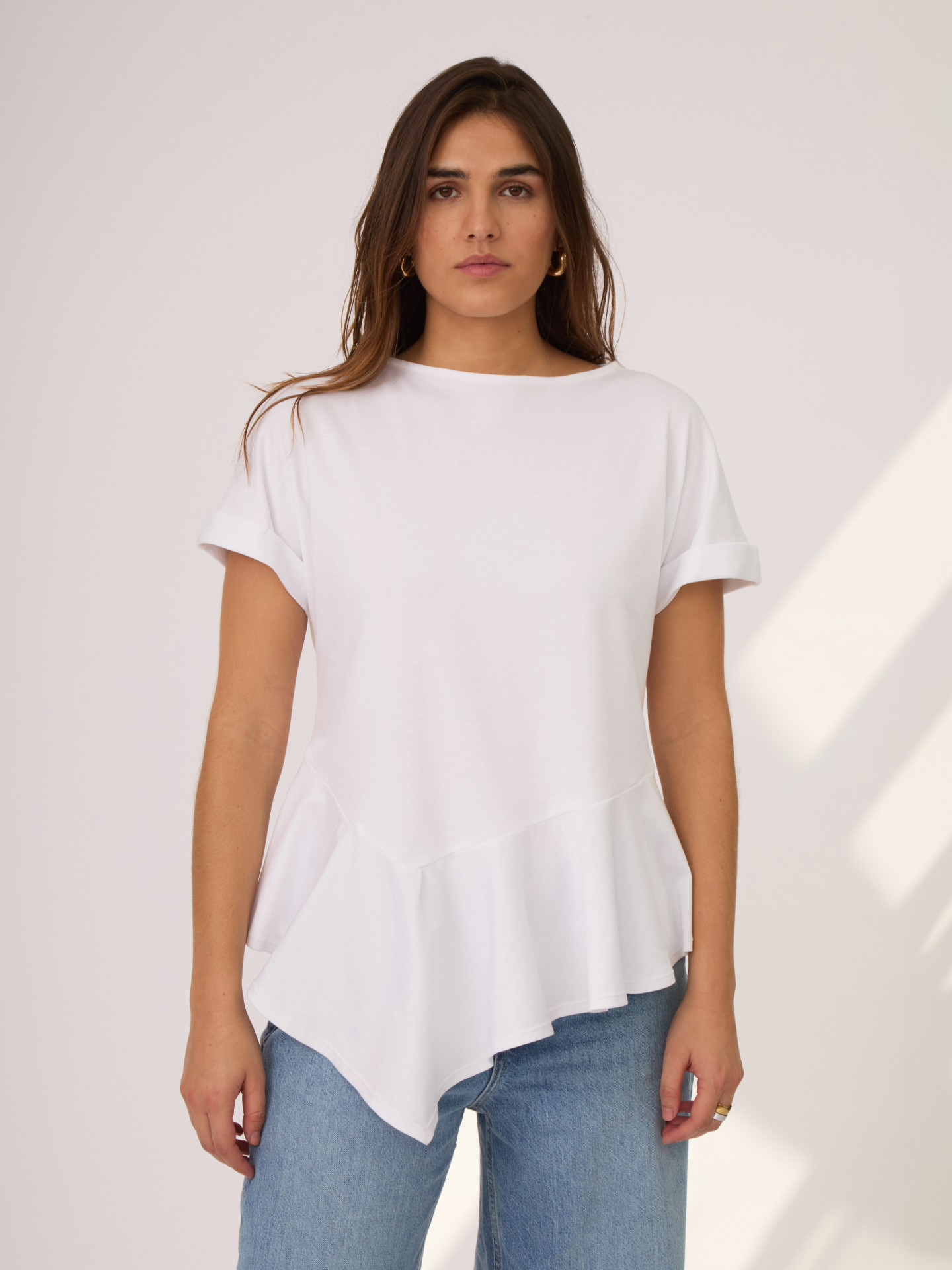 La Camiseta Benthe tiene una silueta de cuello bandeja, corte asimétrico y fit ajustado. Su largo es ideal para combinar con cualquier pantalón y estilizar la figura.