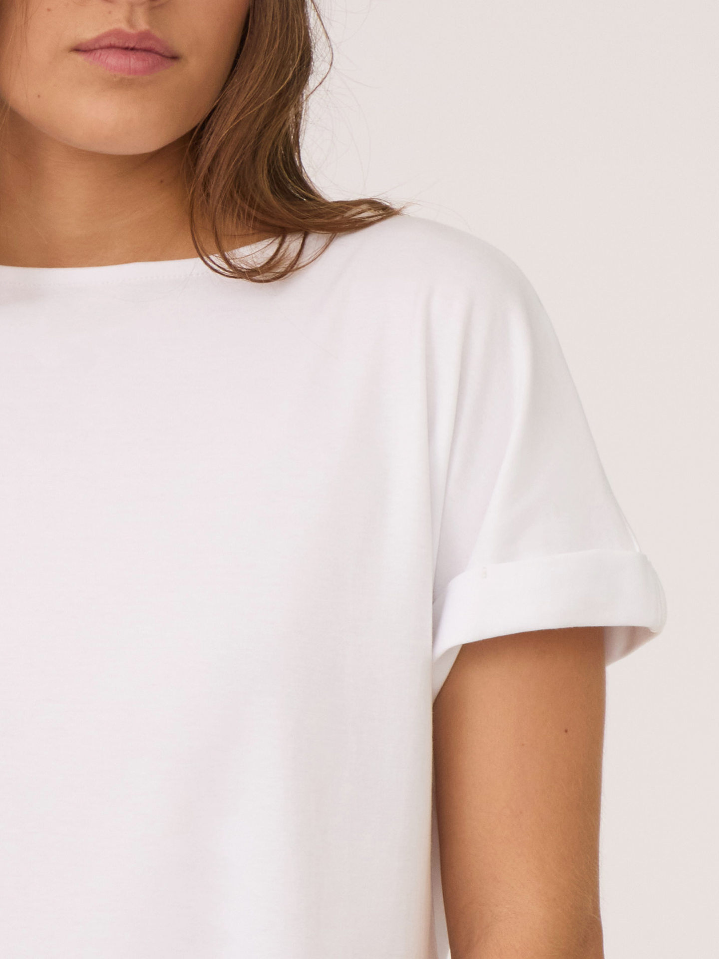 La camiseta blanca 100% de algodón es muy cómoda y sus detalles como el dobles de la manga corta, la hacen verse diferente con un estilo elevado. 