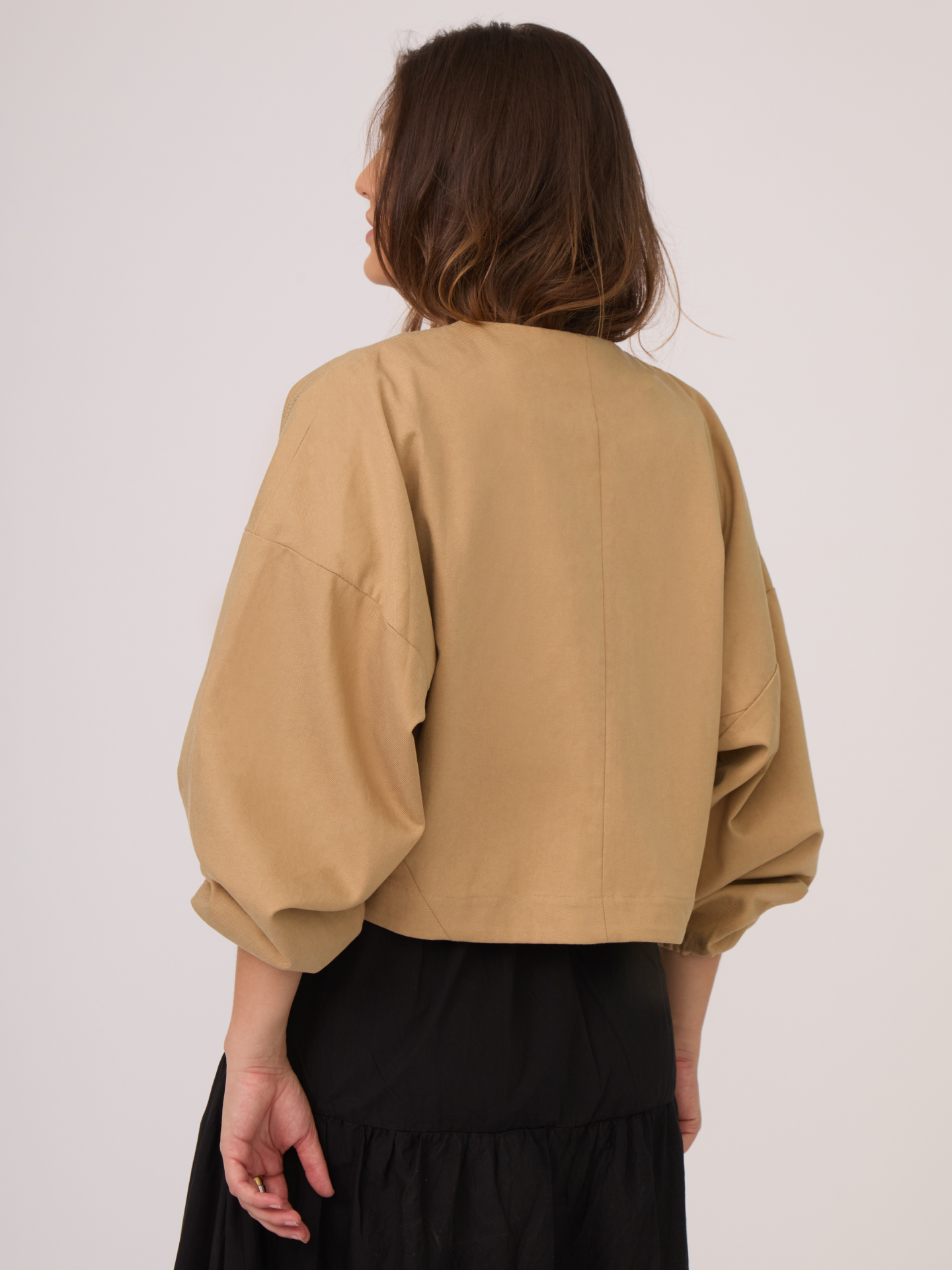 Chaqueta camel con mangas bomba en Blend de Algodón y Lyocell. Cómoda y versátil ideal parra el día y la noche.