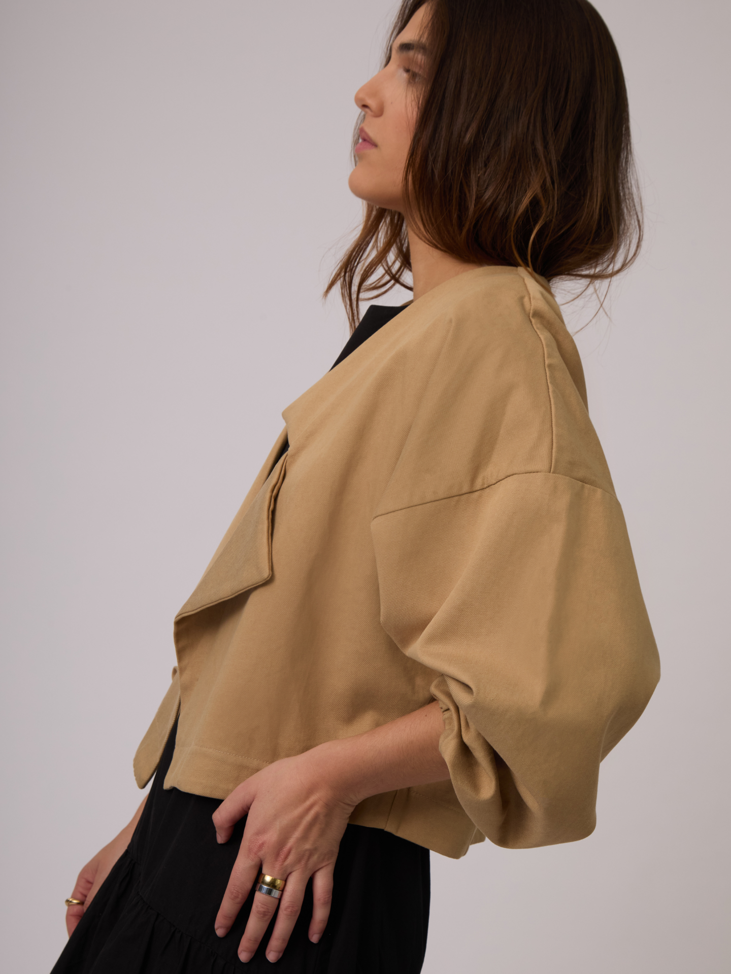 Chaqueta camel el complemento ideal para todos tus looks. La calidad de esta tela hace que podamos llevarla con outfits elegantes y/o corporativos, mientras su fit oversized nos permite elevar outfits casuales. 