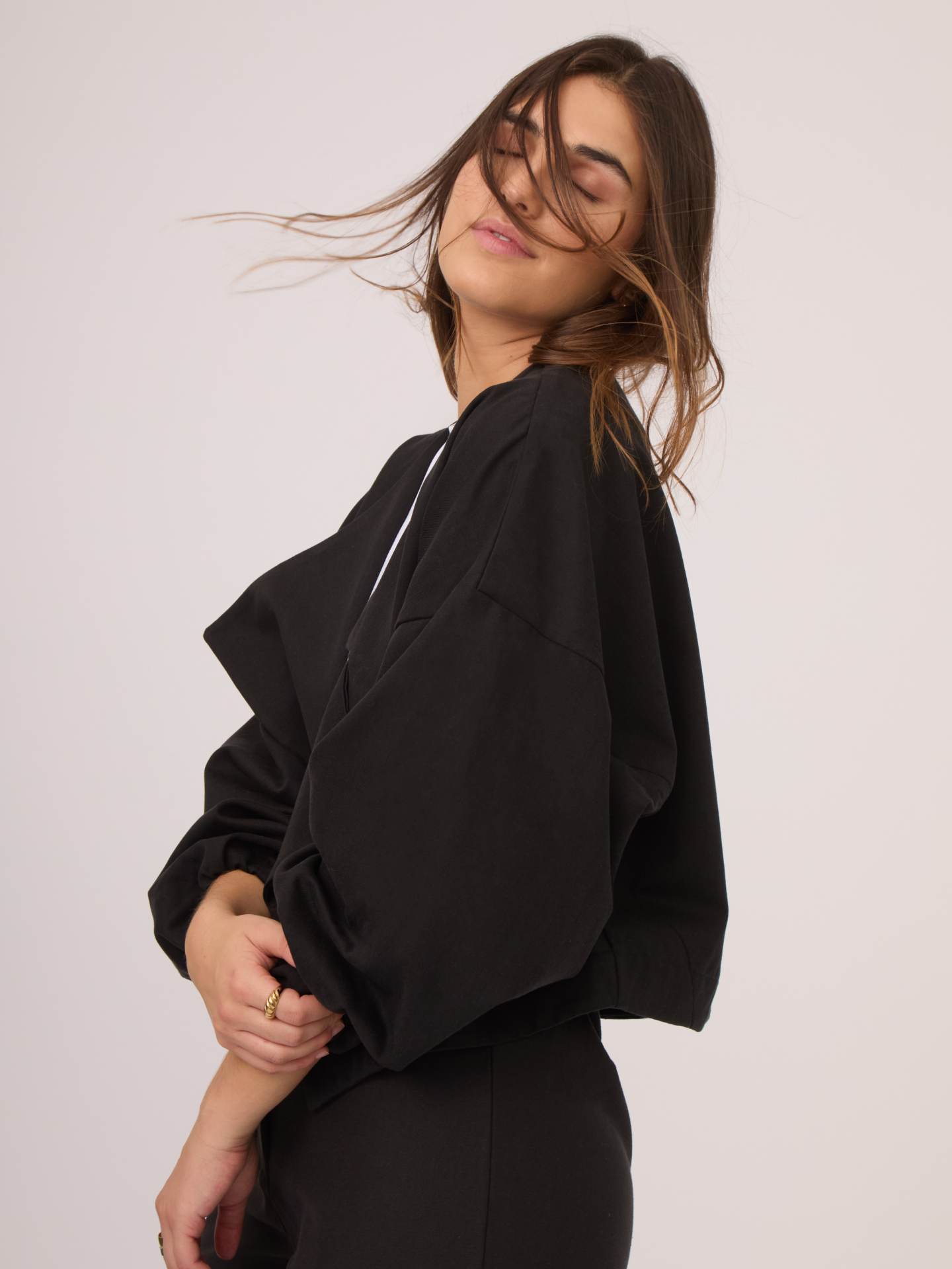 Chaqueta negra el complemento ideal para todos tus looks. La calidad de esta tela hace que podamos llevarla con outfits elegantes y/o corporativos, mientras su fit oversized nos permite elevar outfits casuales. 