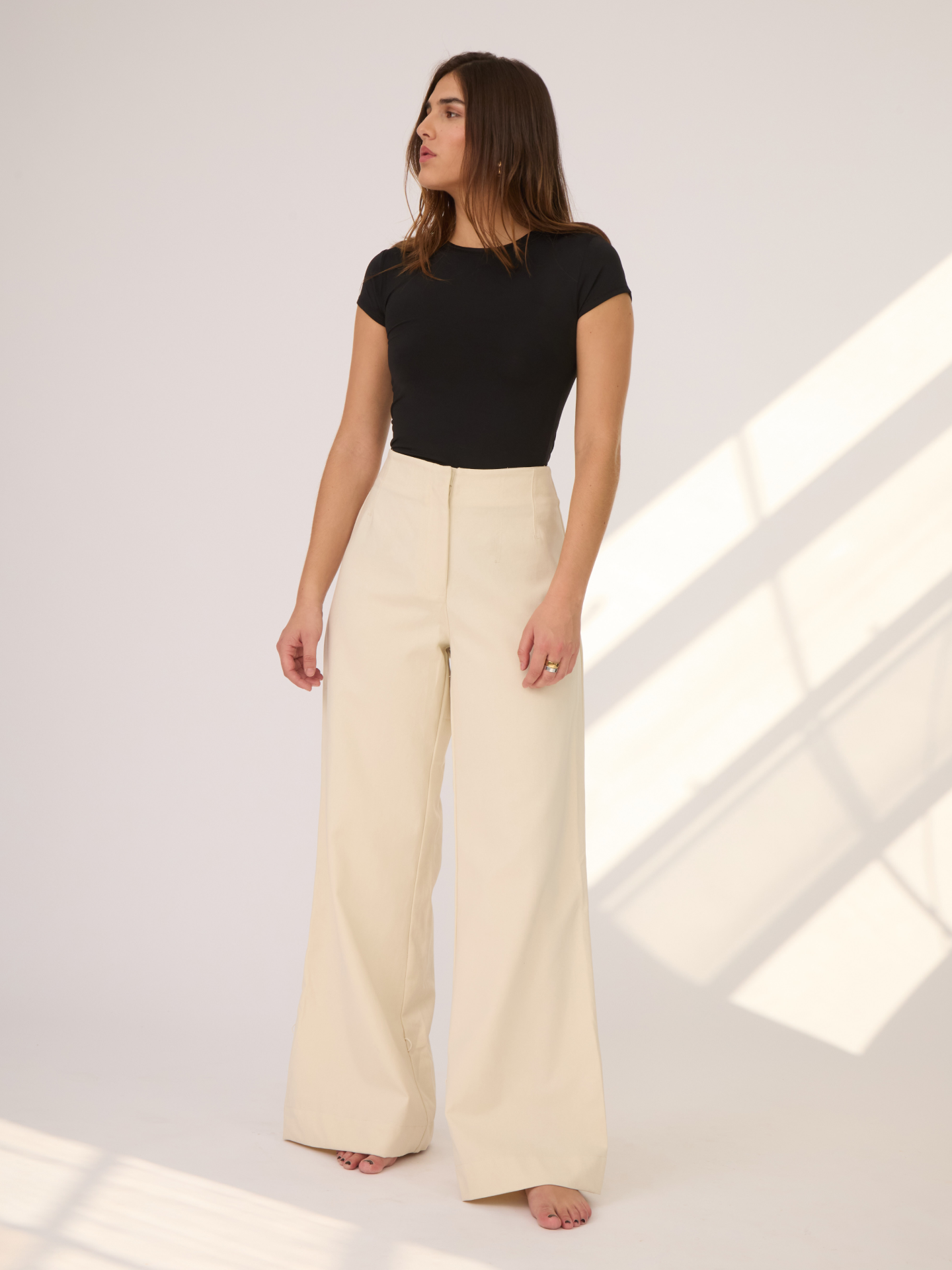 El pantalón Ivory estiliza todo tipo de figura y es ideal como base para diversos looks, combinando perfectamente con prendas tanto casuales como elegantes. El material es Blend de Algodón y Lyocell, logrando una tela suave y cómoda. 