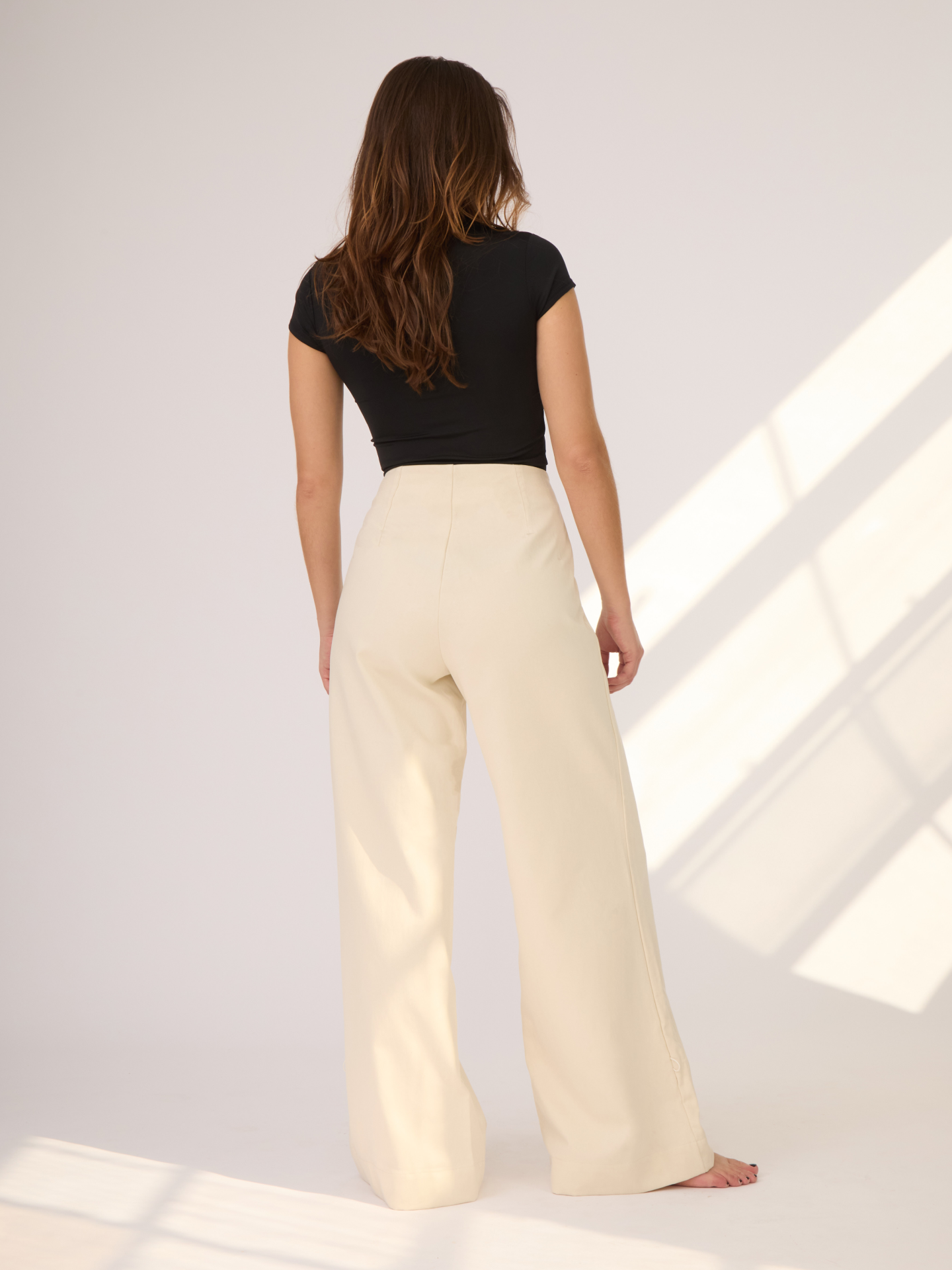 Los pantalones son de tiro alto logrando estilizar la figura. El color Ivory es ideal para usar de día o de noche como parte de un outfit moderno y elegante.