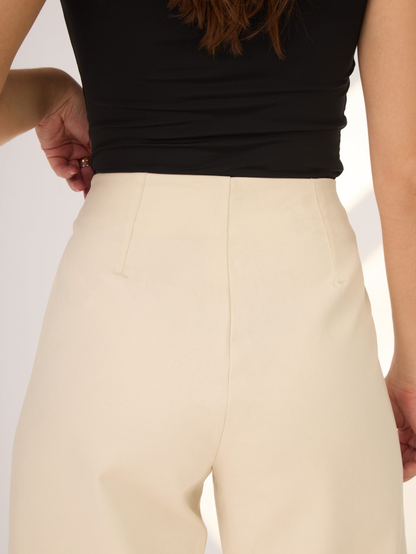 Pantalón marfíl largo con bota ancha o recogida. Ideal para usar en todo tipo de ocasiones y combinar con diferentes prendas según el look que se quiera lograr.