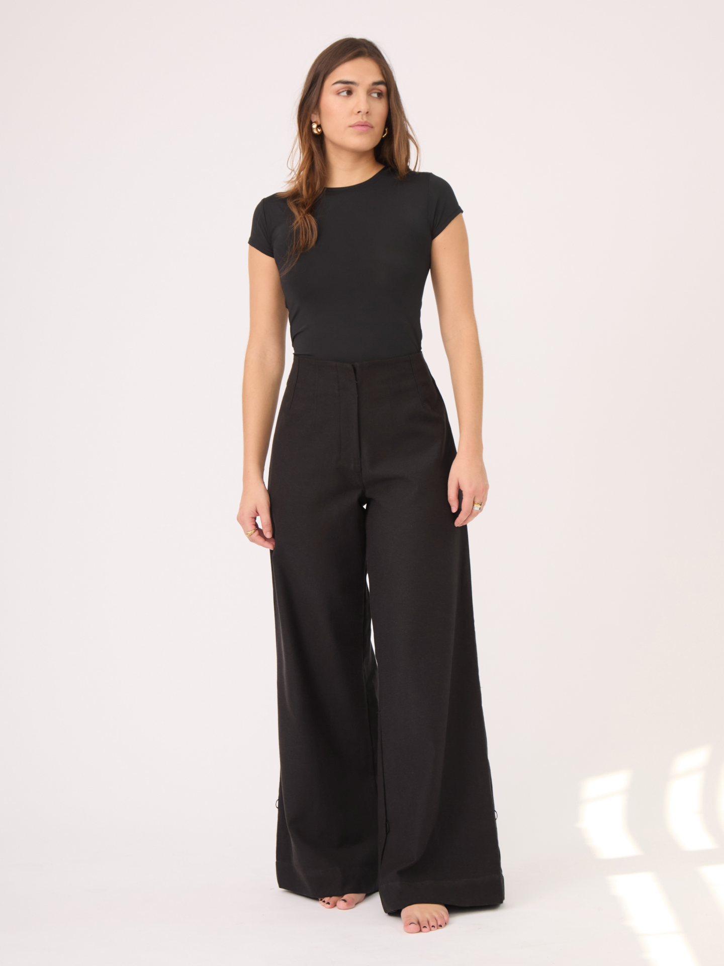 Pantalón negro que estiliza todo tipo de figura y es ideal como base para diversos looks, combinando perfectamente con prendas tanto casuales como elegantes. 