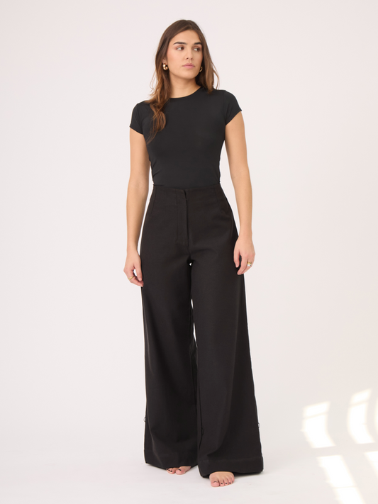 Pantalón negro que estiliza todo tipo de figura y es ideal como base para diversos looks, combinando perfectamente con prendas tanto casuales como elegantes. 