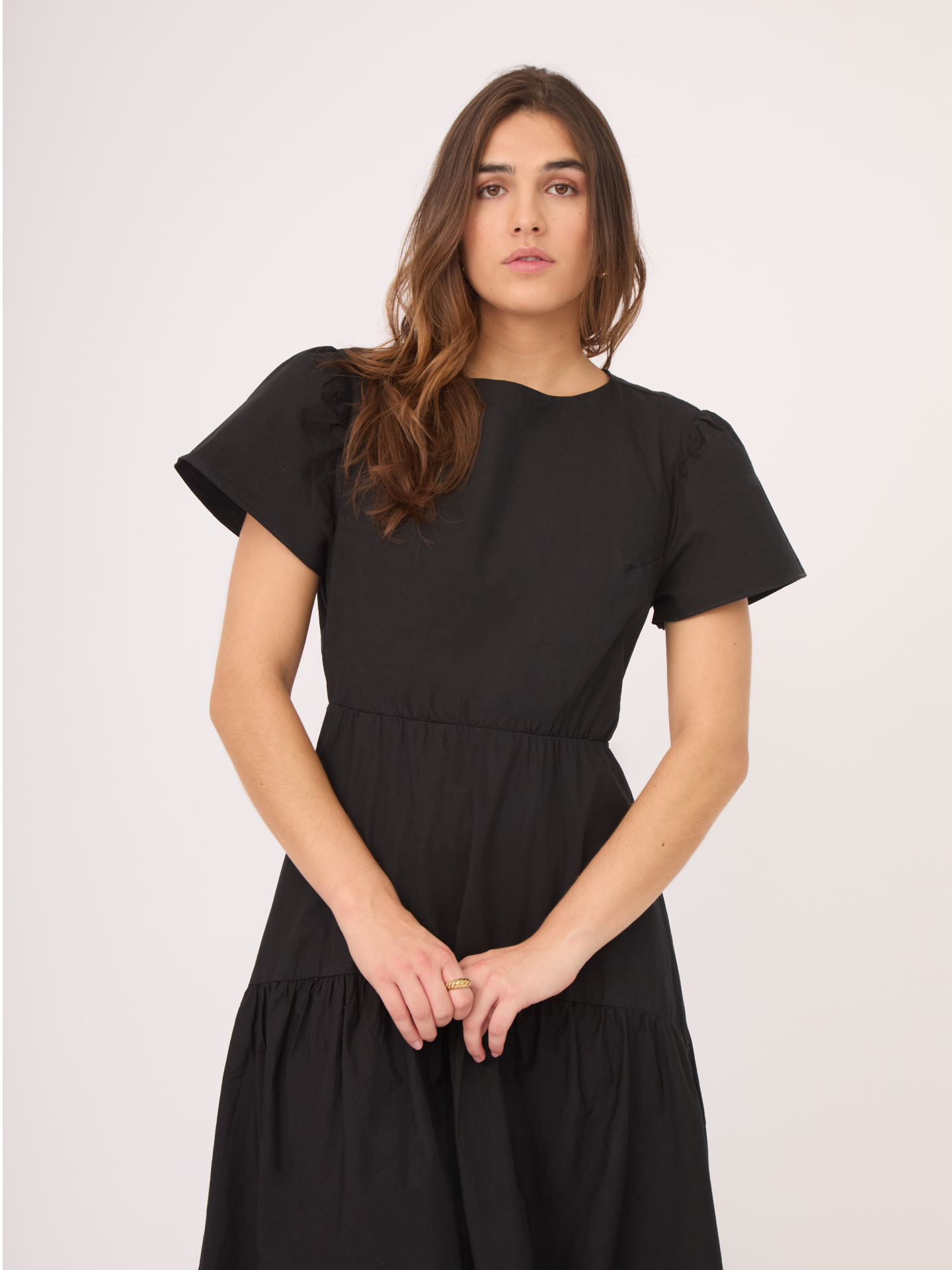 El vestido negro tiene un diseño y corte permiten llevarlo cómodamente con un brasier tradicional. 